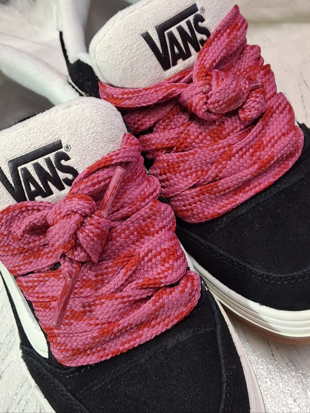 Vans Hylane Lace-Up Sneakers Black & White Thick Pink Laces Unisex W7/M5.5 - Picture 10 of 16